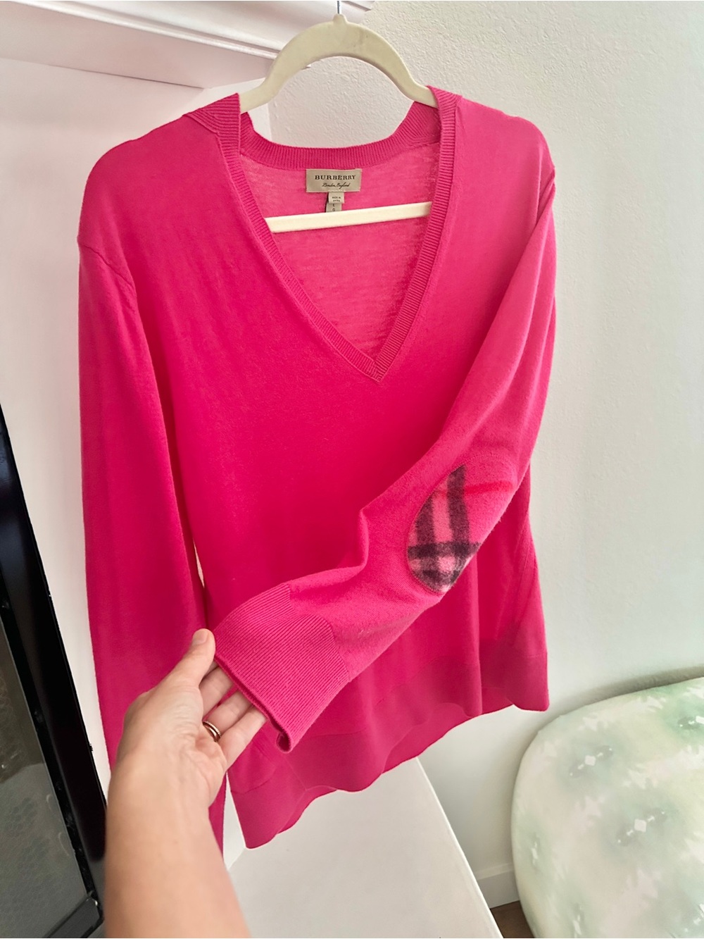 BURBERRY 💖 100% Cashmere V-Neck Sweater – Pink – Size L